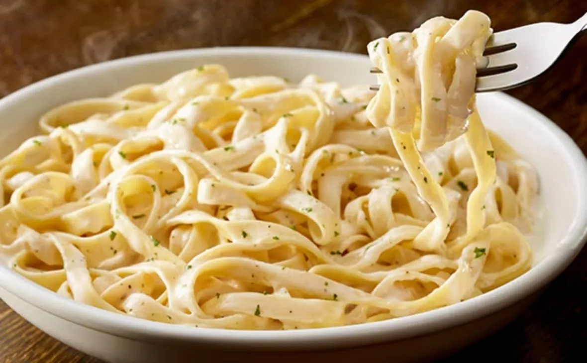Olive Garden Fettuccine Alfredo with creamy parmesan alfredo sauce