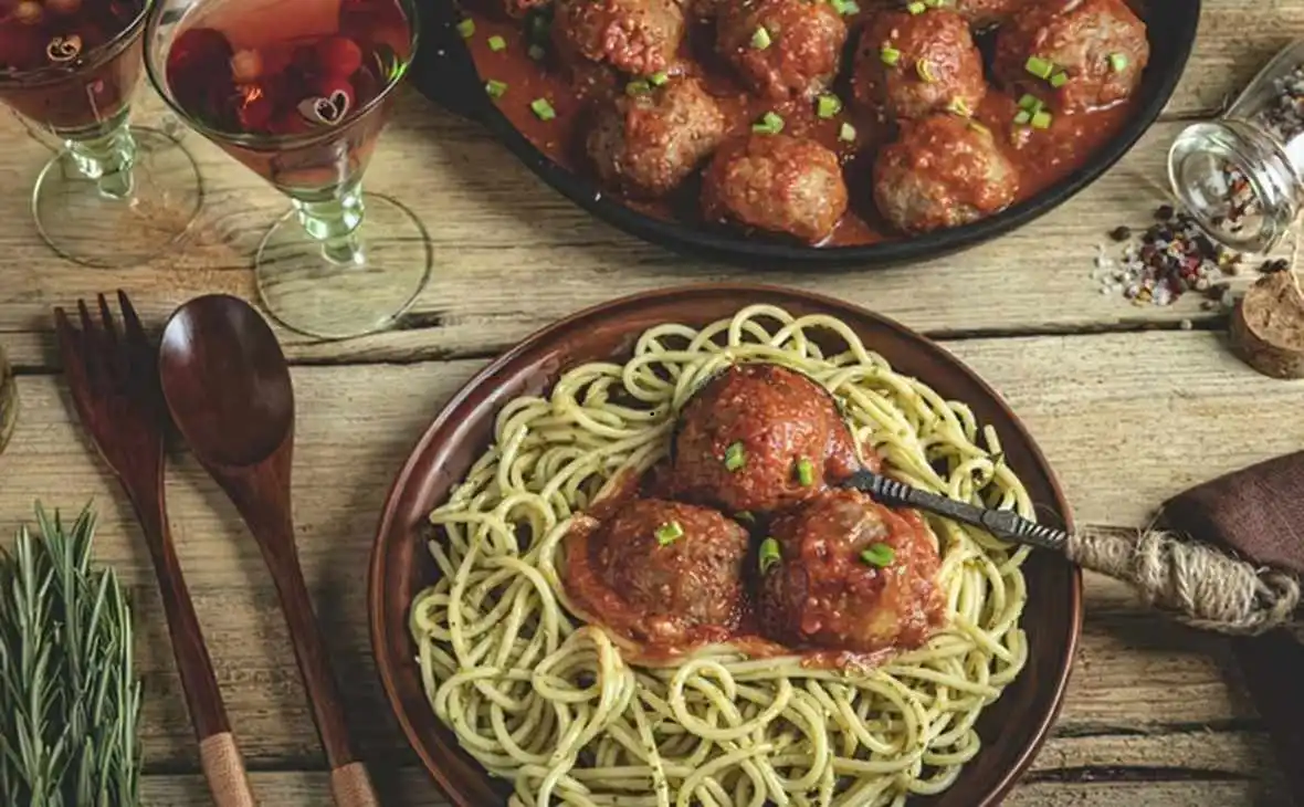 Italian meatballs served with spaghetti in tomato sauce
