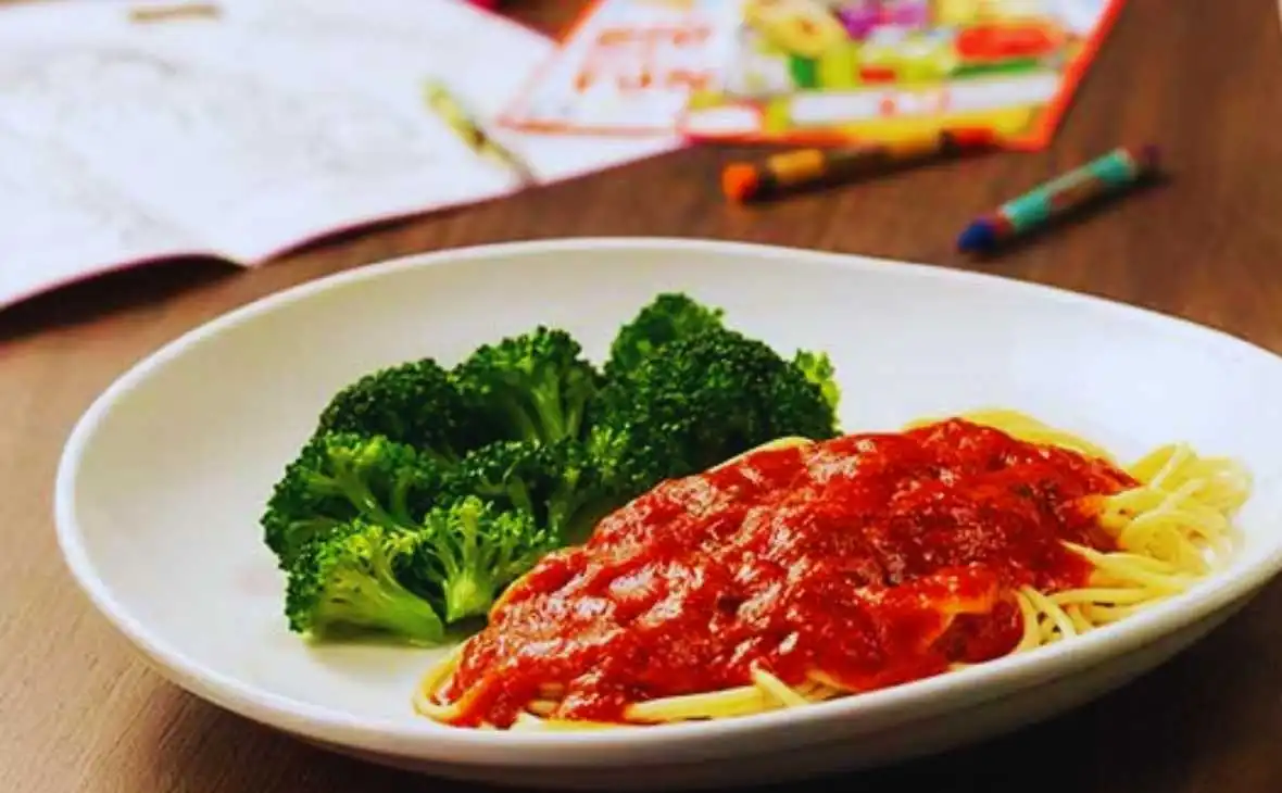Olive Garden kids pasta with tomato sauce served with broccoli side