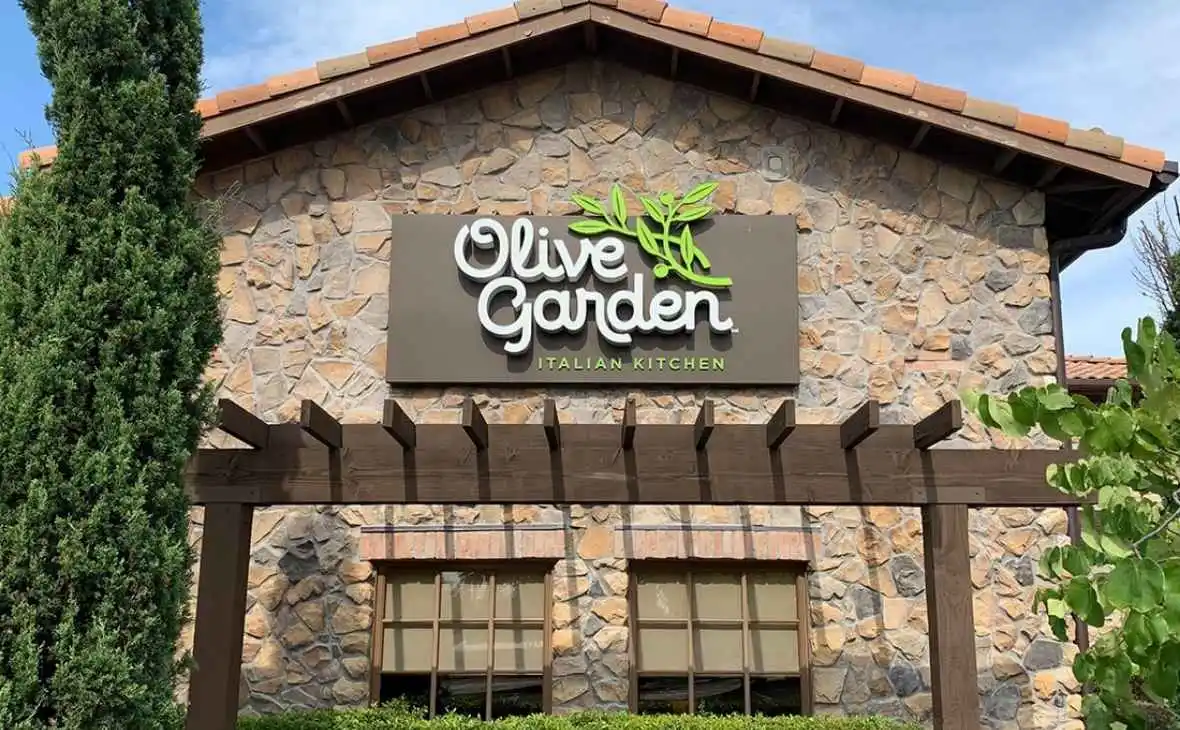 Exterior view of an Olive Garden restaurant location with signage