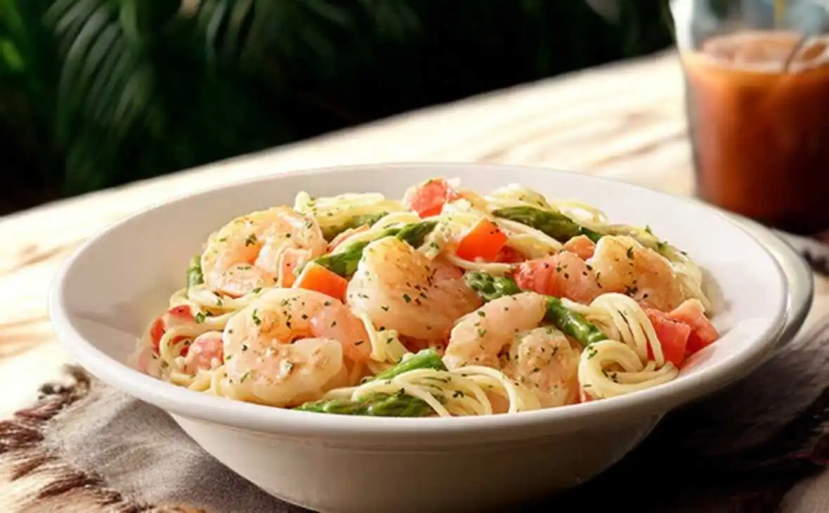 Olive Garden Shrimp Scampi pasta with shrimp, asparagus, tomatoes and garlic butter sauce