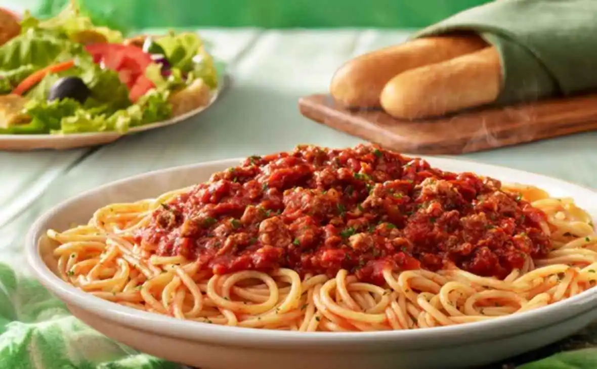 Olive Garden Spaghetti with Meat Sauce topped with seasoned ground beef marinara
